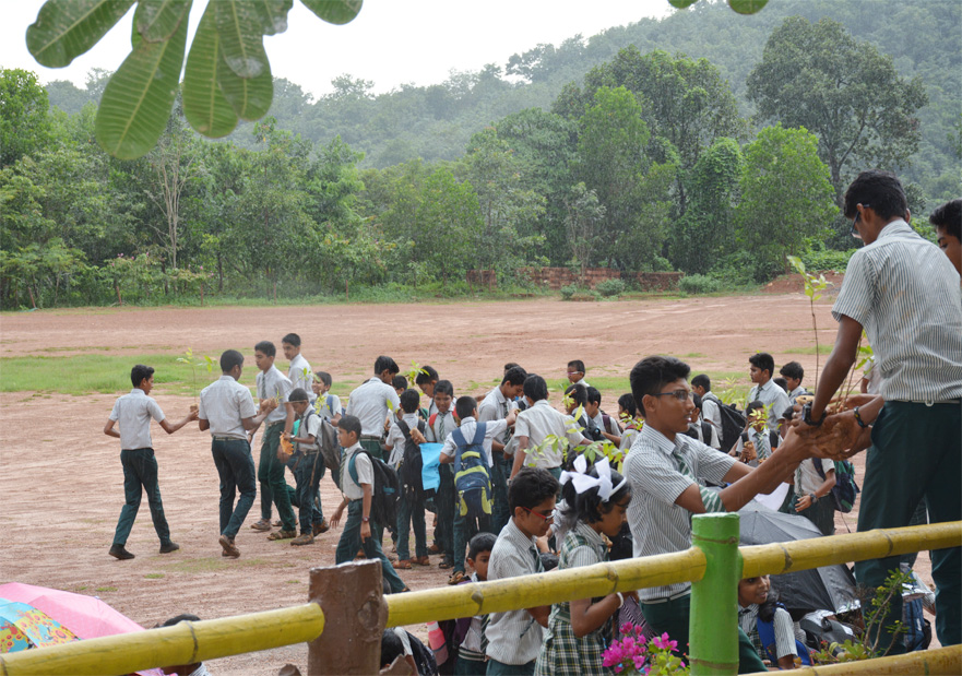 june5th-students-with-plants-image